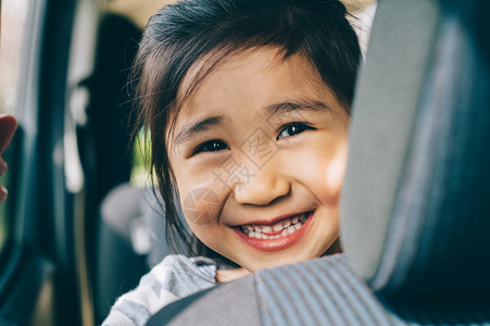 汽车里的可爱小孩乐趣高清图片素材