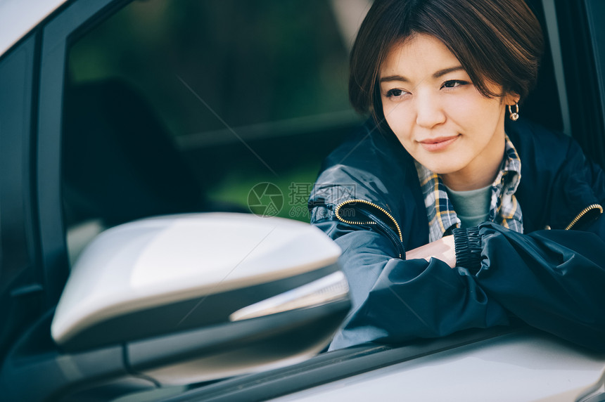 汽车里的休息的女人图片
