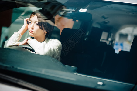 女人在驾驶座椅上休息图片