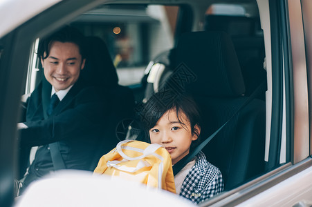 父母接送小孩上下学家人高清图片素材