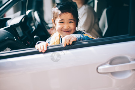 亚洲人亲热某人的新车父母和孩子幼儿园儿童高清图片素材