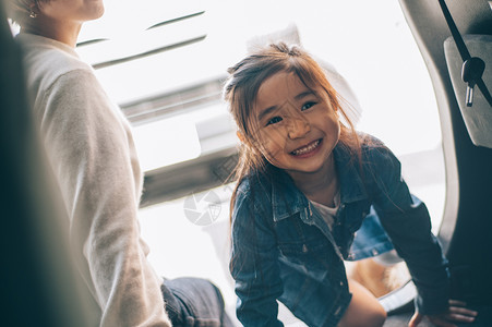 可爱小孩上车里家人高清图片素材