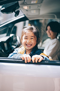 车里可爱的女孩派遣高清图片素材