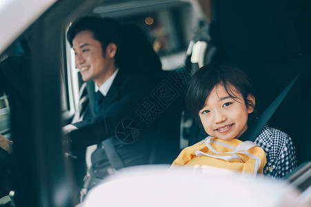 父母开车接送孩子上学商务人士高清图片素材