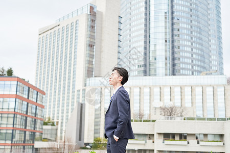 站在户外的商务男士高清图片