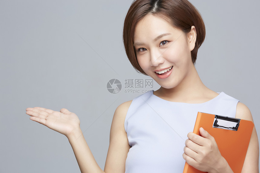 展示手势微笑的商务女性图片