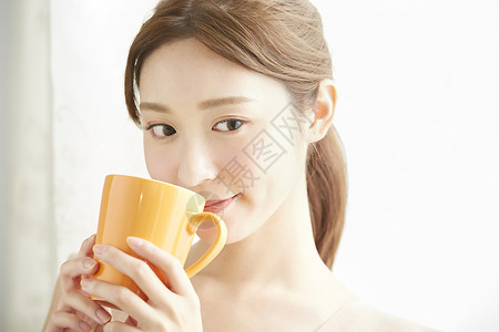 活力美女手持茶杯图片
