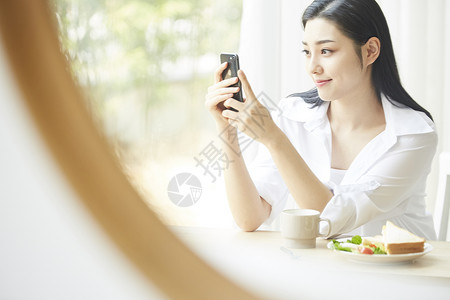 外国人少女午餐女生活方式图片