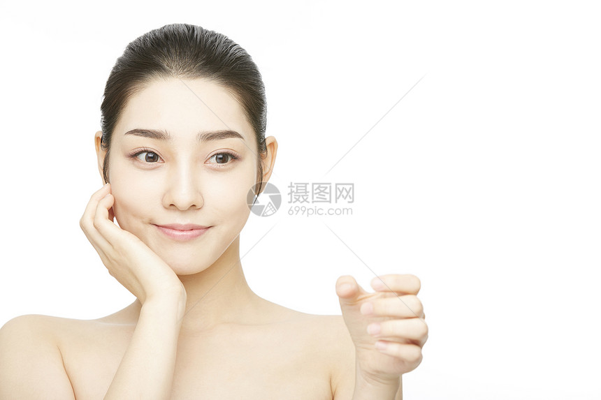 美妆护肤女性拿着化妆品的手势图片