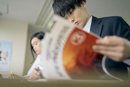 教室高中生在学习背景图片