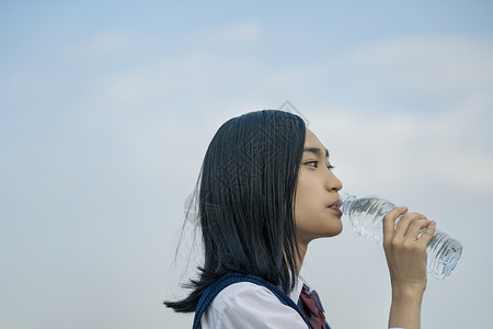 女高中学生屋顶喝水图片