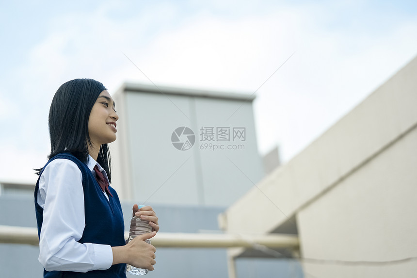 1人年轻人保湿高中学生屋顶补水图片