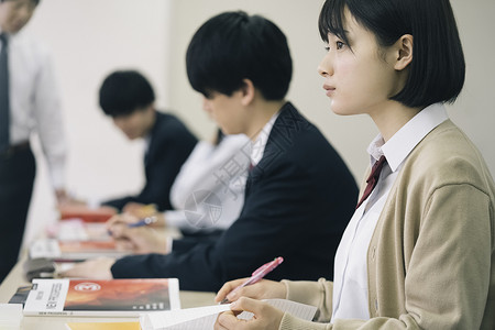 男青春考试中的学生高中生学习补习班预备学校图片