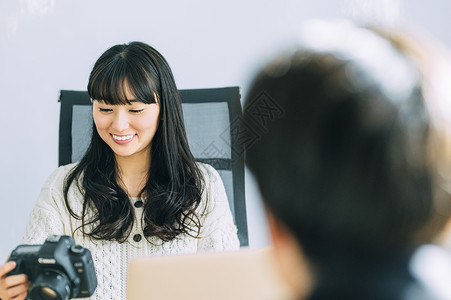 拍摄公司办公室商务会议的女人图片