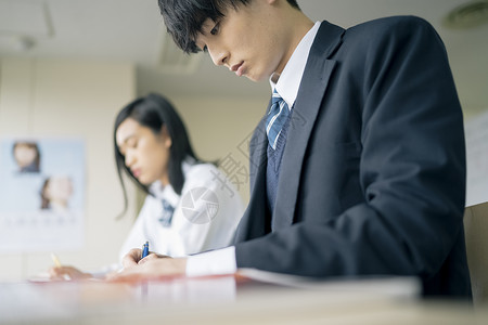 在上补习班的日本高中学生图片