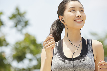 阳光开朗的户外运动的年轻女孩图片