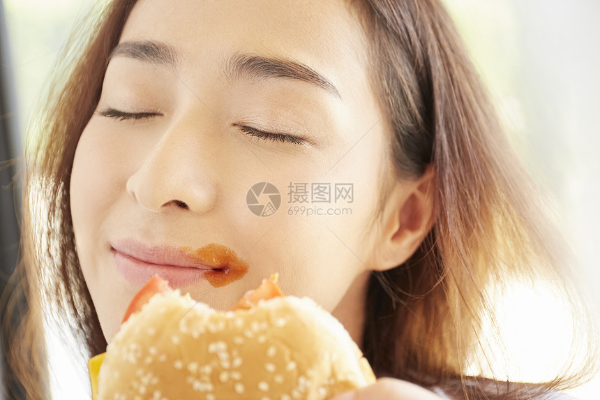 居家美女开心的吃汉堡图片