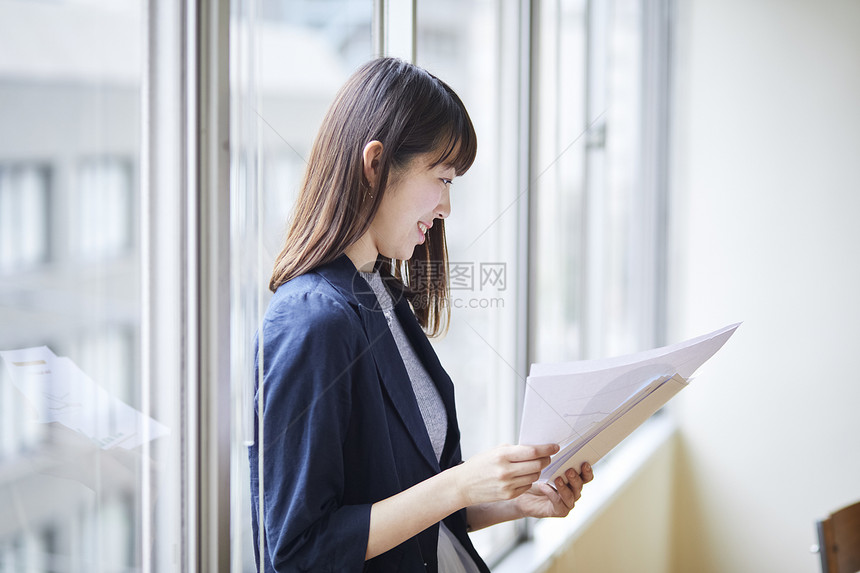 认真工作的企业职业女性图片