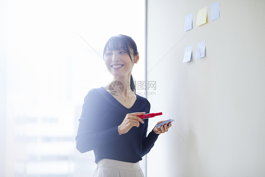 室内笑脸上半身女商人便利贴图片