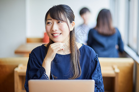 微笑学习的商业女人图片