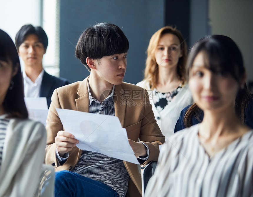 商务男女研讨会交流图片