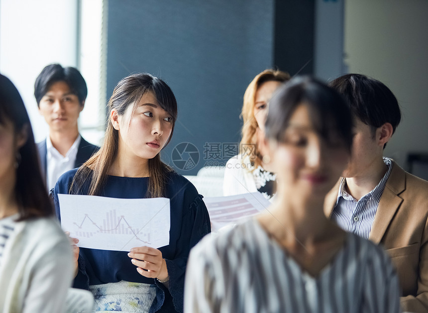 商务男女研讨会交流图片