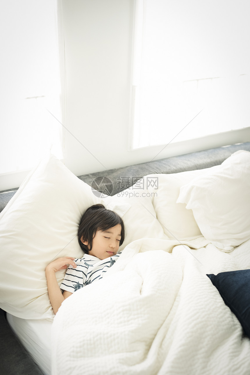 睡觉假期较年轻儿童生活床图片