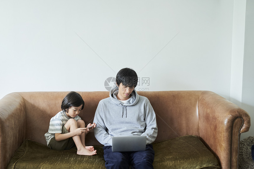 男孩们客厅坐下父母和孩子的生活方式图片