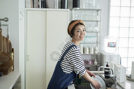 洗碗间菜品笑脸肖像女人的生活方式家务背景