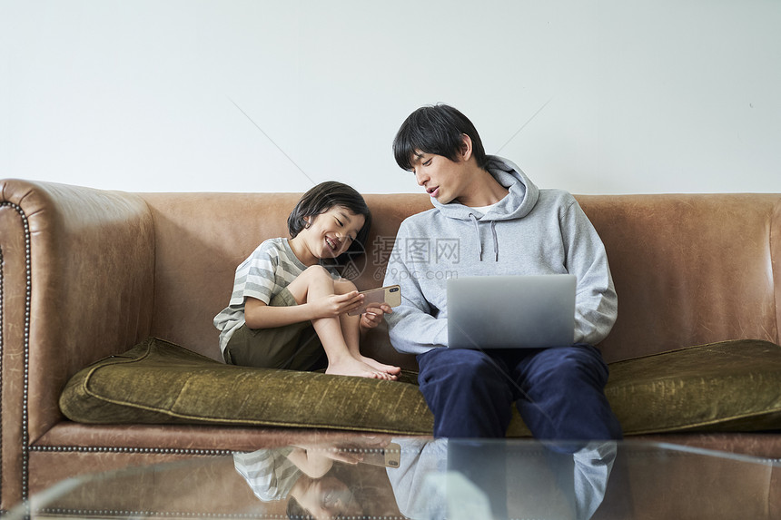男坐着男子父母和孩子的生活方式图片
