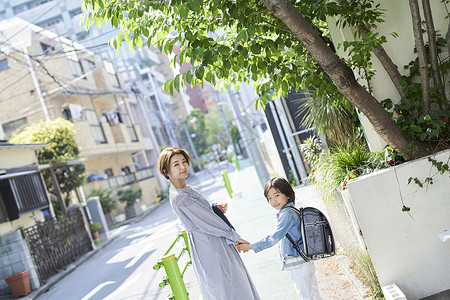 小朋友男孩女孩父母和孩子的生活方式图片