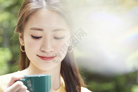 年轻女人放松喝茶红茶高清图片素材