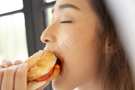 气质年轻女性吃东西图片