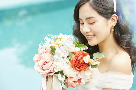 彩虹婚礼素材手捧花束的新娘形象背景