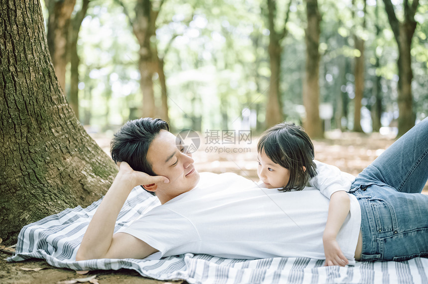 公园野餐郊游的爸爸和女儿图片