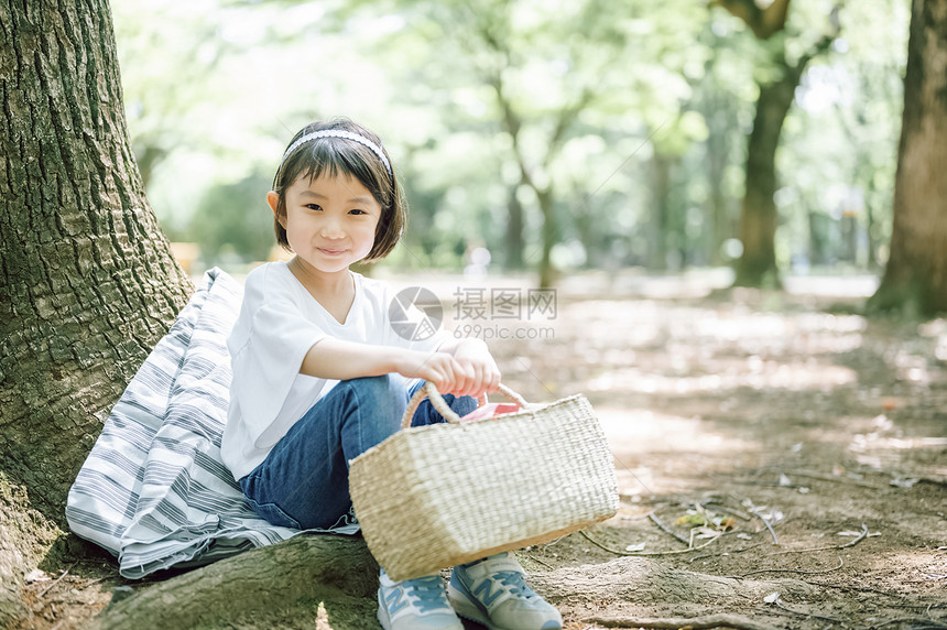 晴朗公园里游玩的女孩子图片