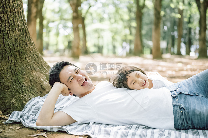 公园野餐愉快的父女图片