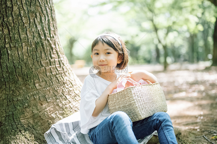 公园里可爱的女孩野餐图片