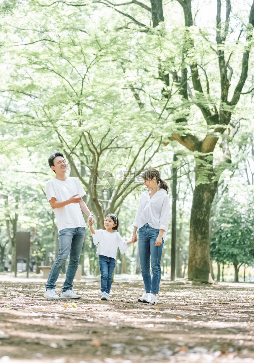 假日去公园游玩的一家人图片