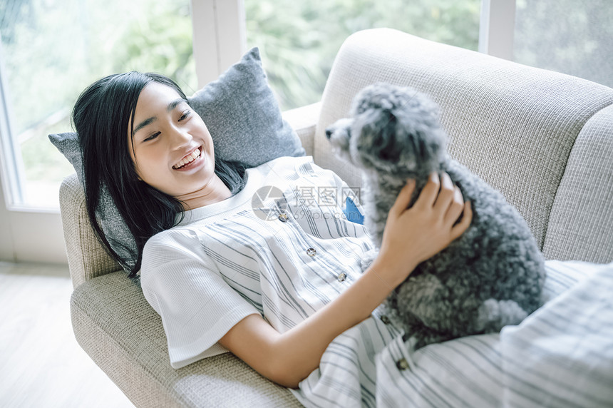 室内养着宠物狗的快乐女人图片