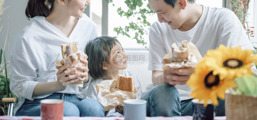 户内快乐幸福的一家人吃午餐图片