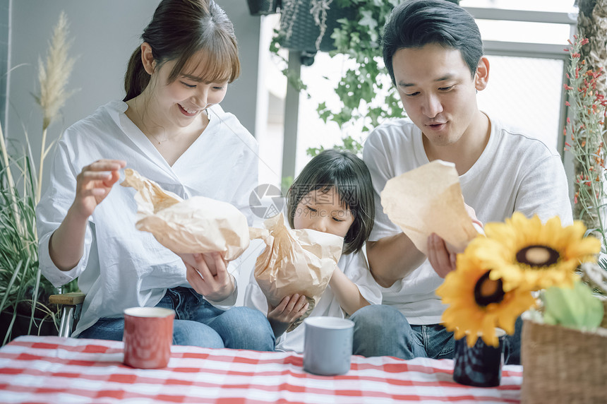 幸福一家人在家一起吃午餐图片