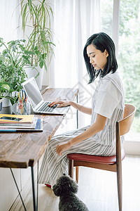 全身亚洲女生活与狗女人生意图片