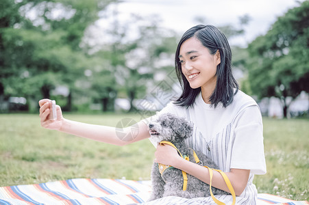 生命天亚洲人生活与狗女人图片