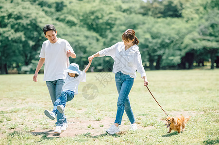 户外踏青遛狗的幸福一家人图片