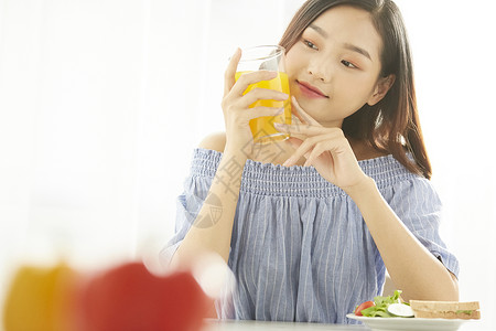 拿着果汁的年轻女子图片