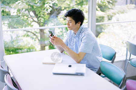 优良网学校男大学生智能手机摄影合作keisenjogakuen大学图片