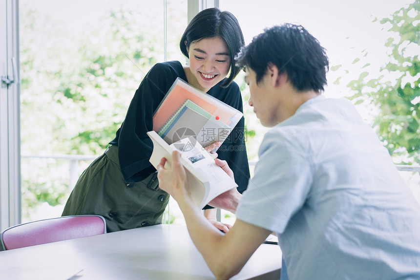 青年交谈情侣男女大学生学习摄影合作keisenjogakuen大学图片