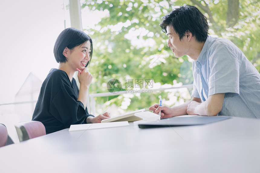 教笑容两个人男女大学生学习摄影合作keisenjogakuen大学图片