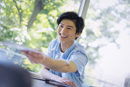 亚洲日本人让与男大学生学习摄影合作keisenjogakuen大学图片